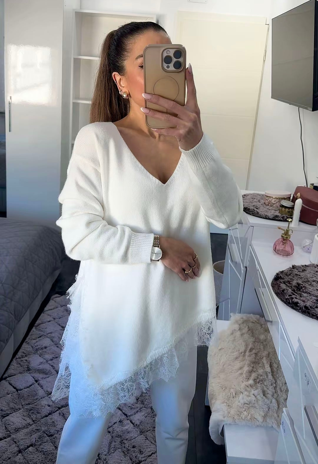 LACE TOUCH ASYMETRIC PULLOVER