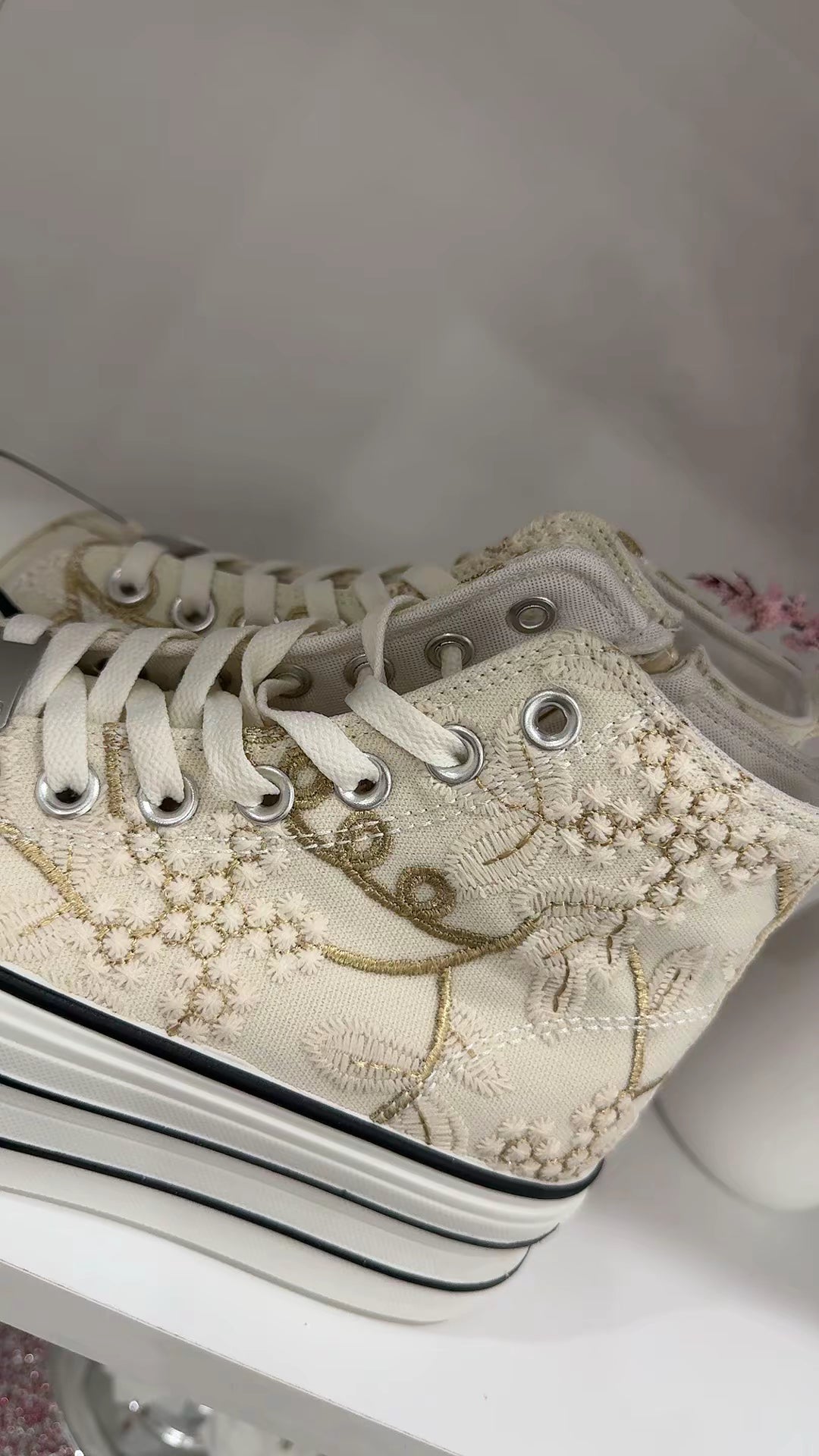 BEIGE EMBROIDERY PLATFORM  Sneaker