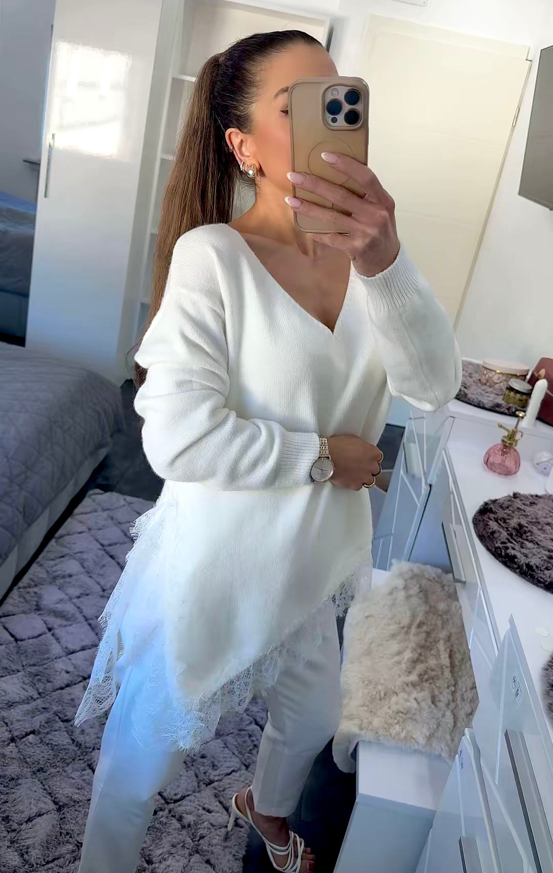 LACE TOUCH ASYMETRIC PULLOVER