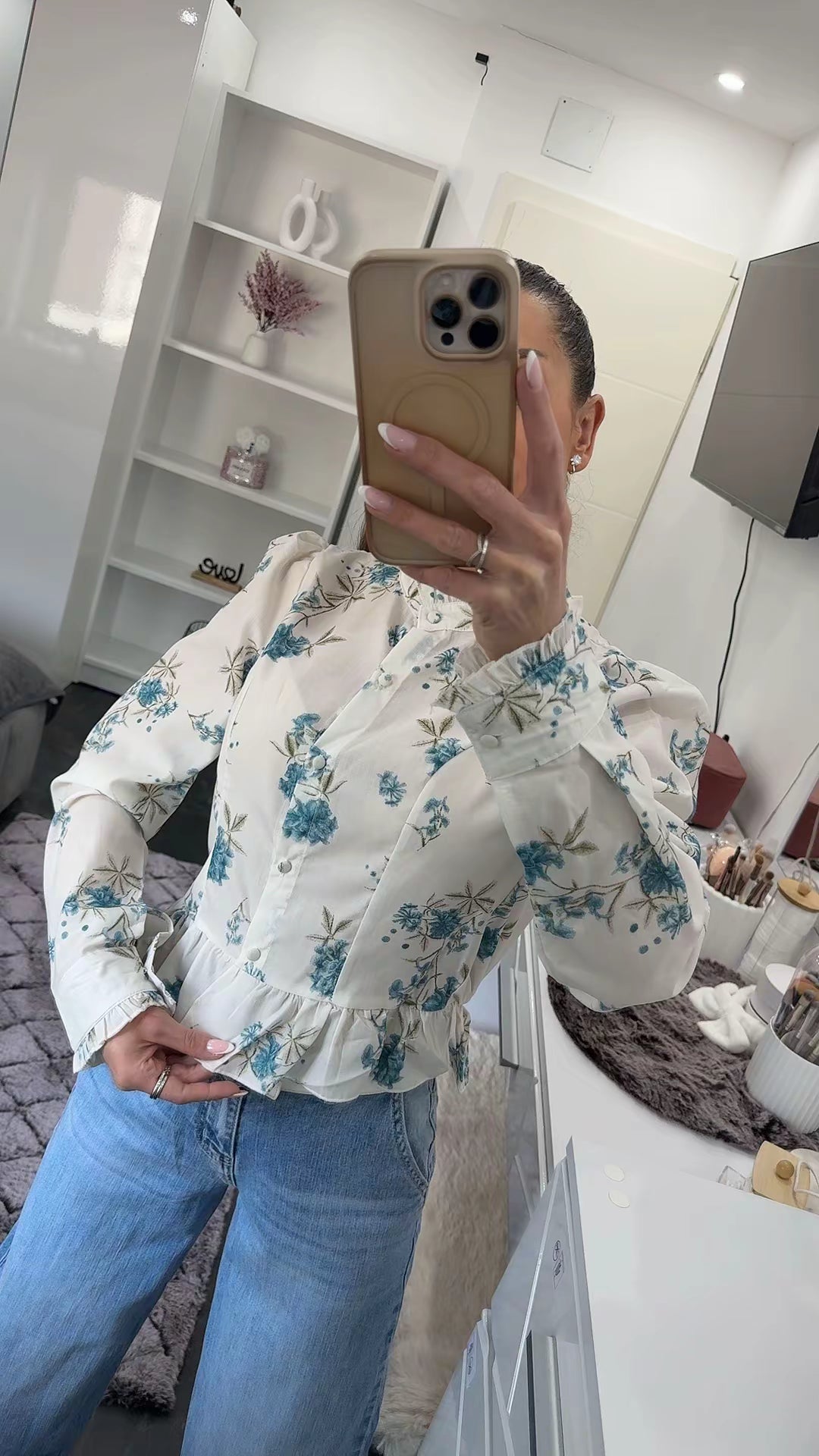 FLORALE BLUSE MIT RÜSCHENKRAGEN