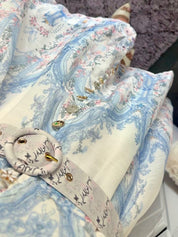 Kleid im Toile-de-Jouy-Stil