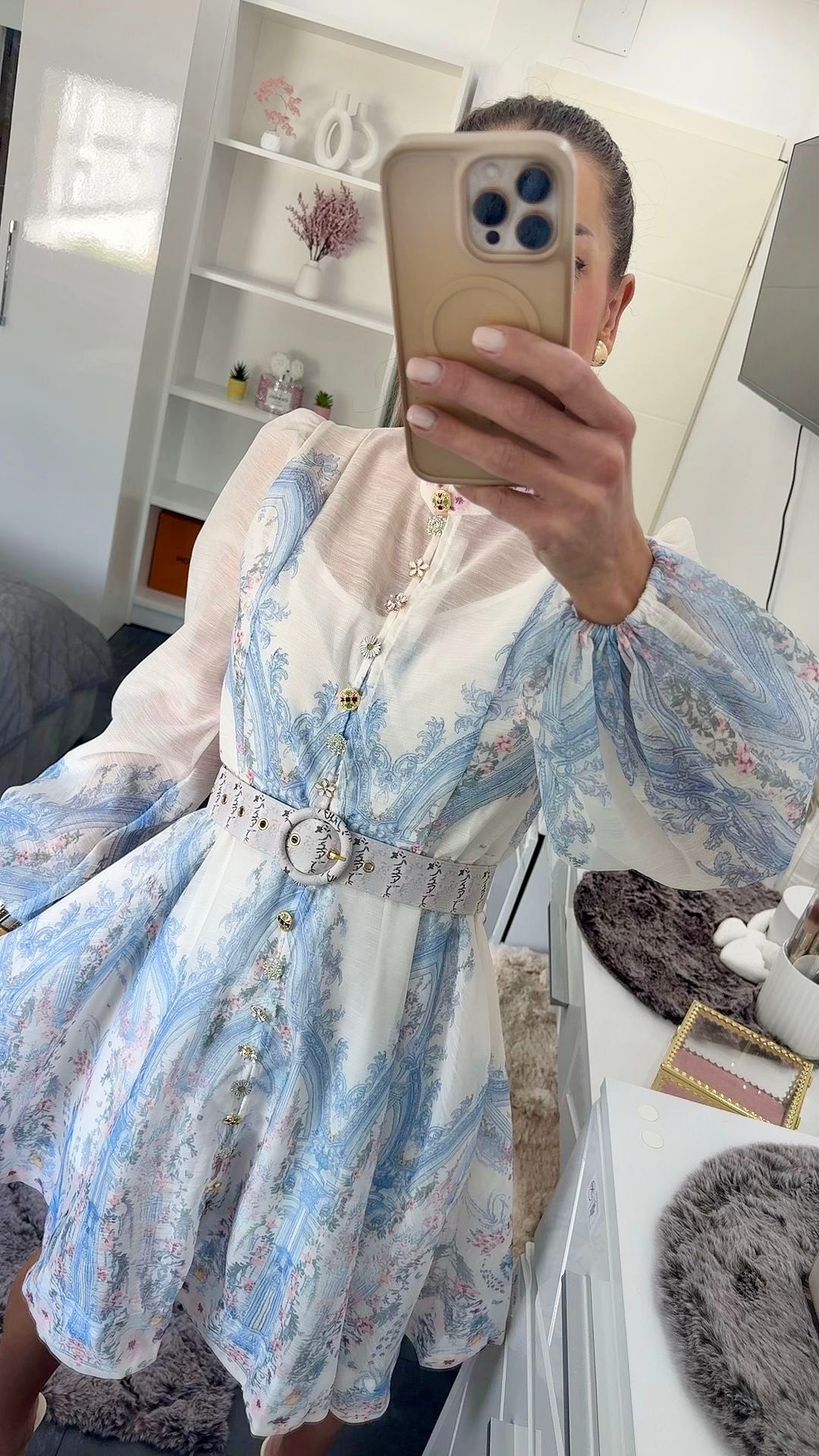 Kleid im Toile-de-Jouy-Stil