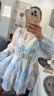 Kleid im Toile-de-Jouy-Stil