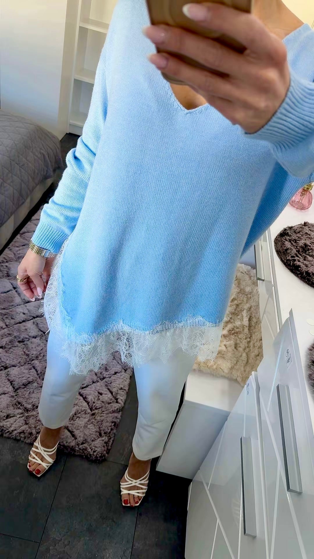 LACE TOUCH ASYMETRIC PULLOVER