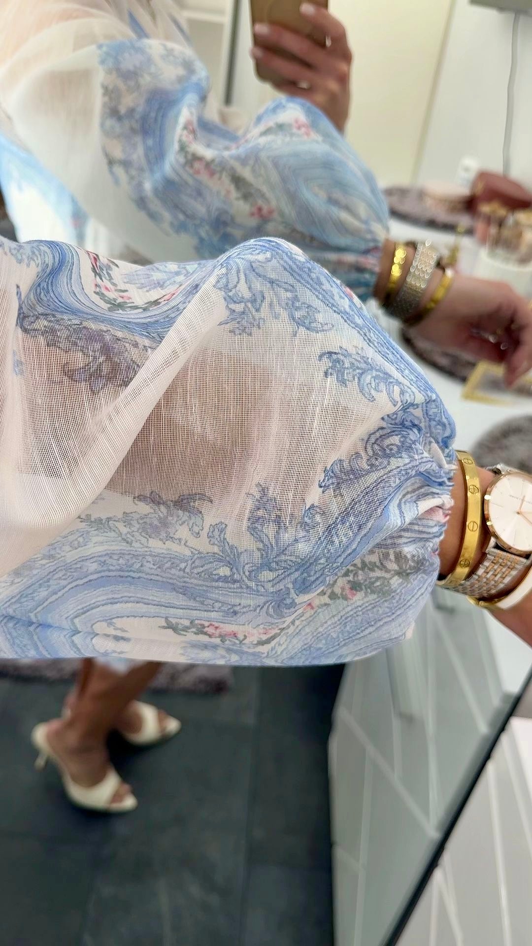 Kleid im Toile-de-Jouy-Stil