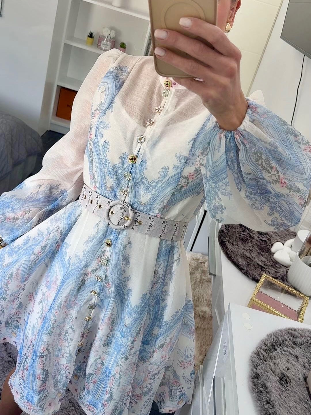 Kleid im Toile-de-Jouy-Stil