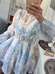 Kleid im Toile-de-Jouy-Stil