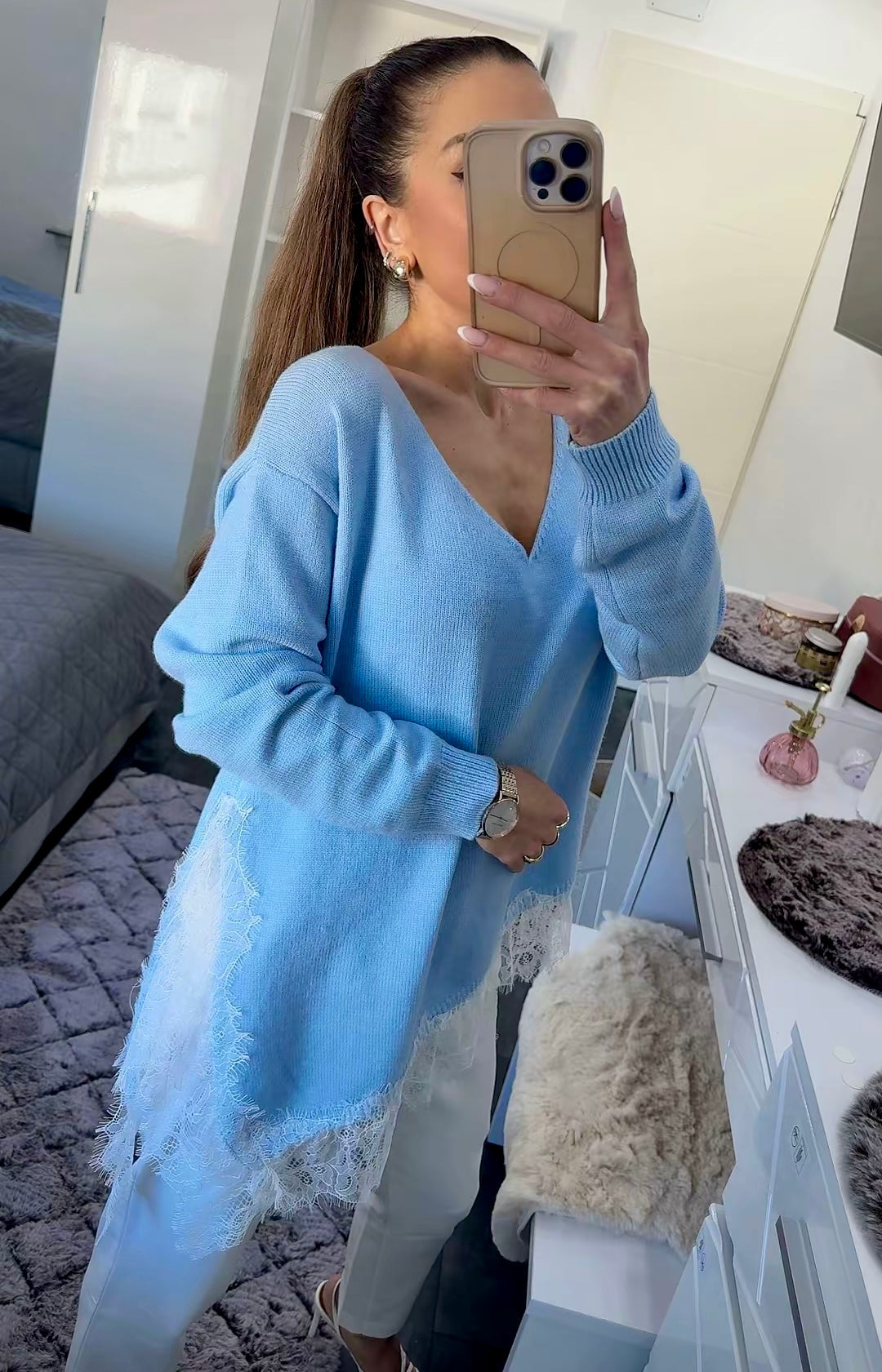 LACE TOUCH ASYMETRIC PULLOVER