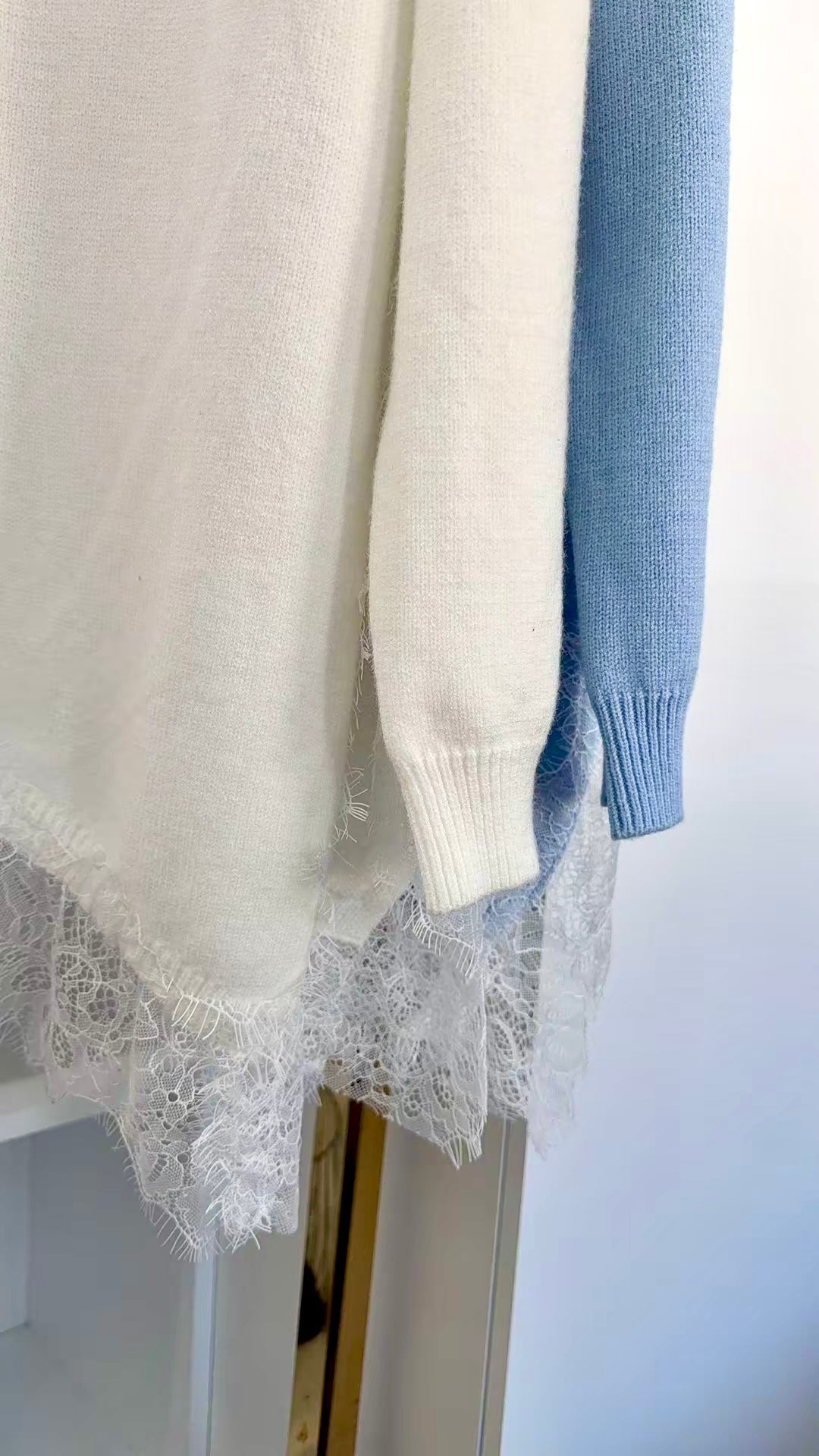 LACE TOUCH ASYMETRIC PULLOVER