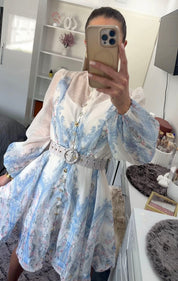 Kleid im Toile-de-Jouy-Stil