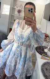 Kleid im Toile-de-Jouy-Stil