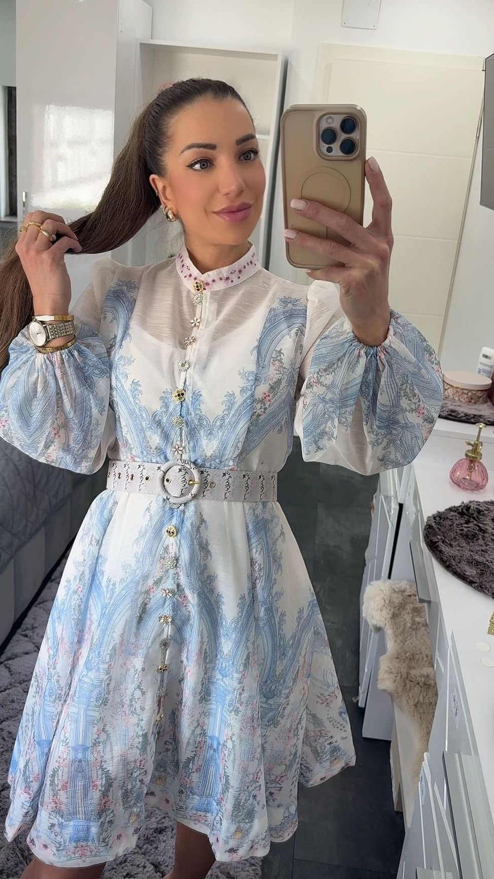 Kleid im Toile-de-Jouy-Stil