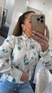 FLORALE BLUSE MIT RÜSCHENKRAGEN