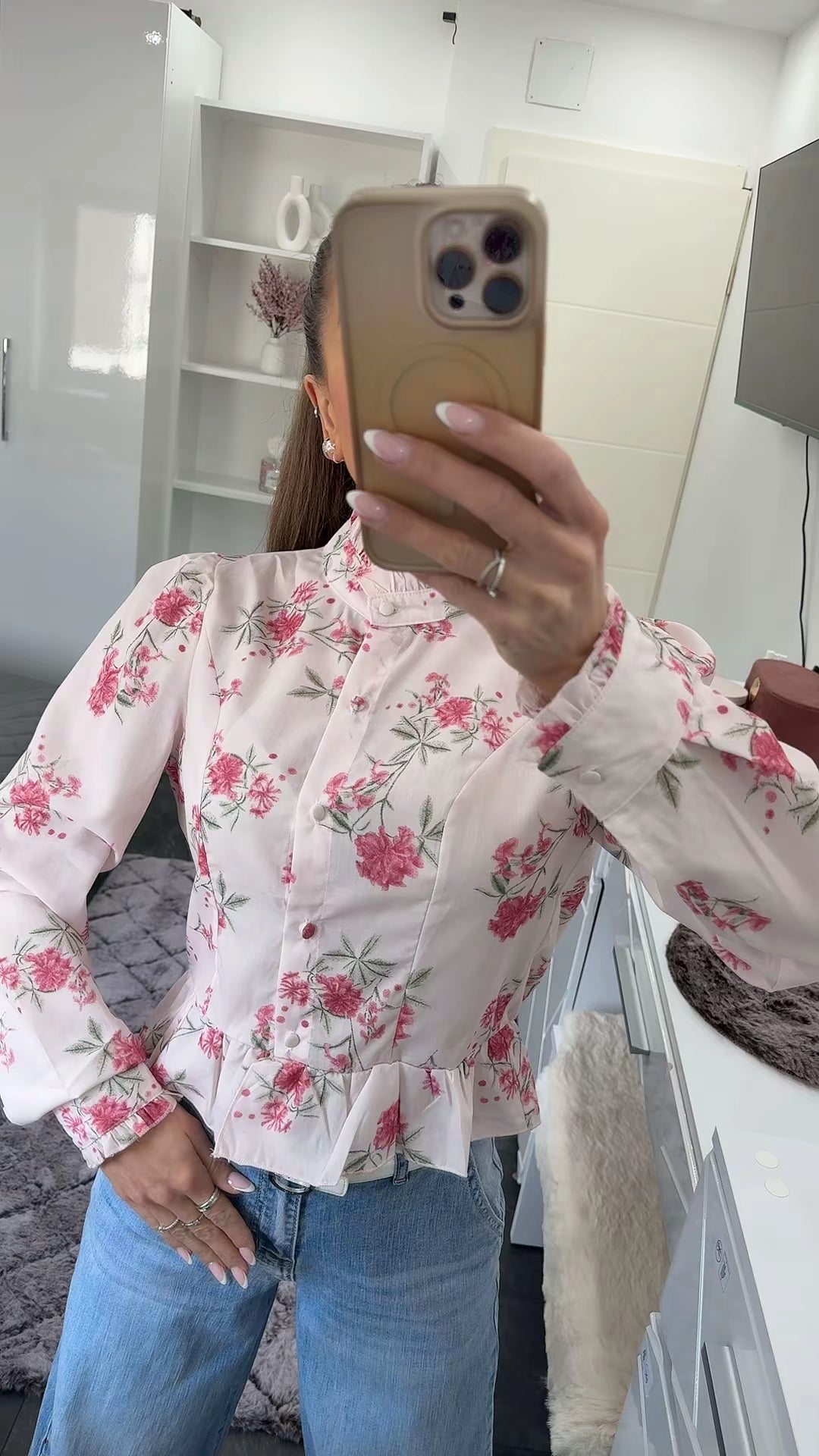 FLORALE BLUSE MIT RÜSCHENKRAGEN