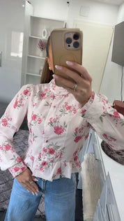 FLORALE BLUSE MIT RÜSCHENKRAGEN