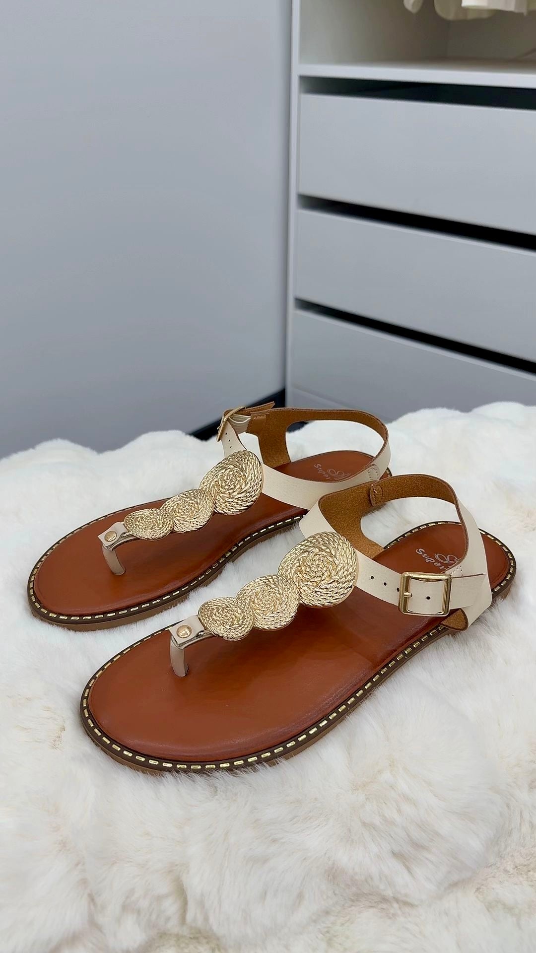 GOLDEN CIRCLE SANDALEN