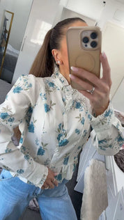 FLORALE BLUSE MIT RÜSCHENKRAGEN