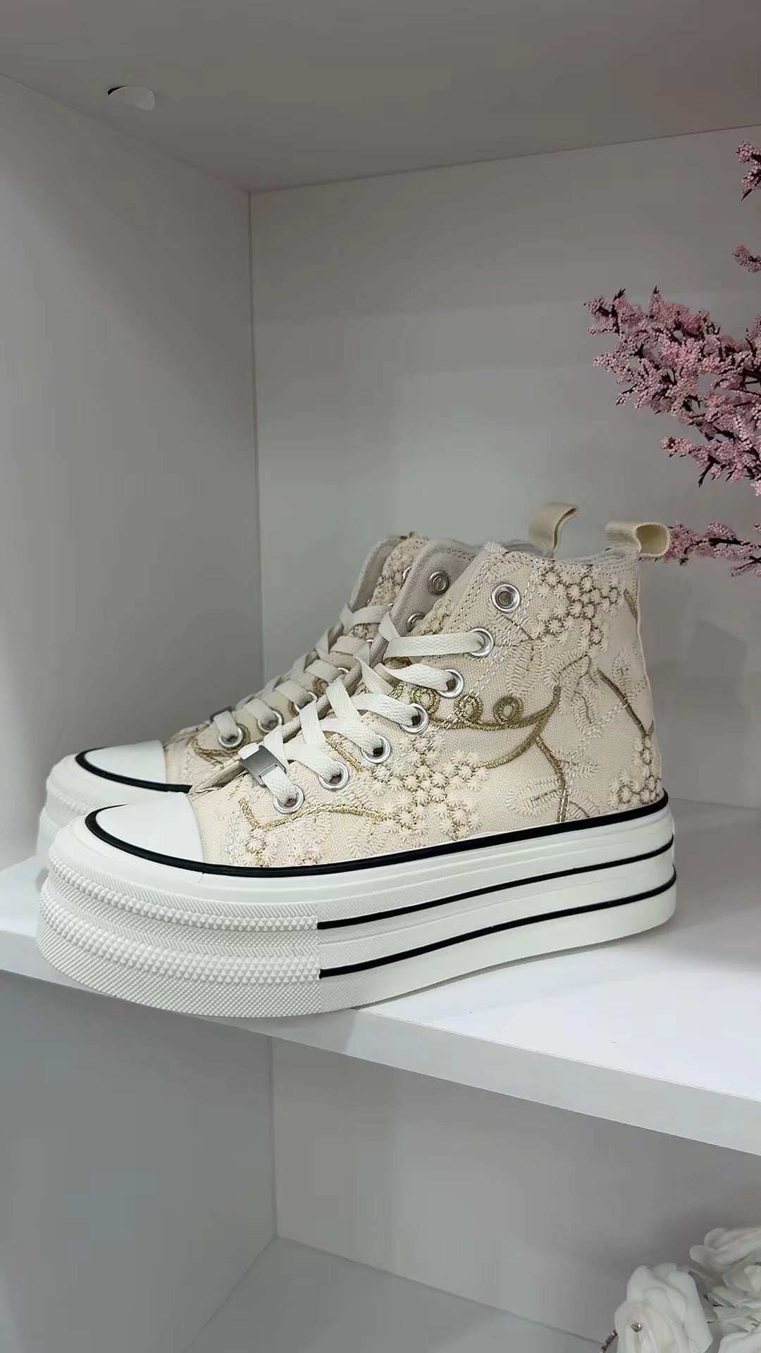 BEIGE EMBROIDERY PLATFORM  Sneaker