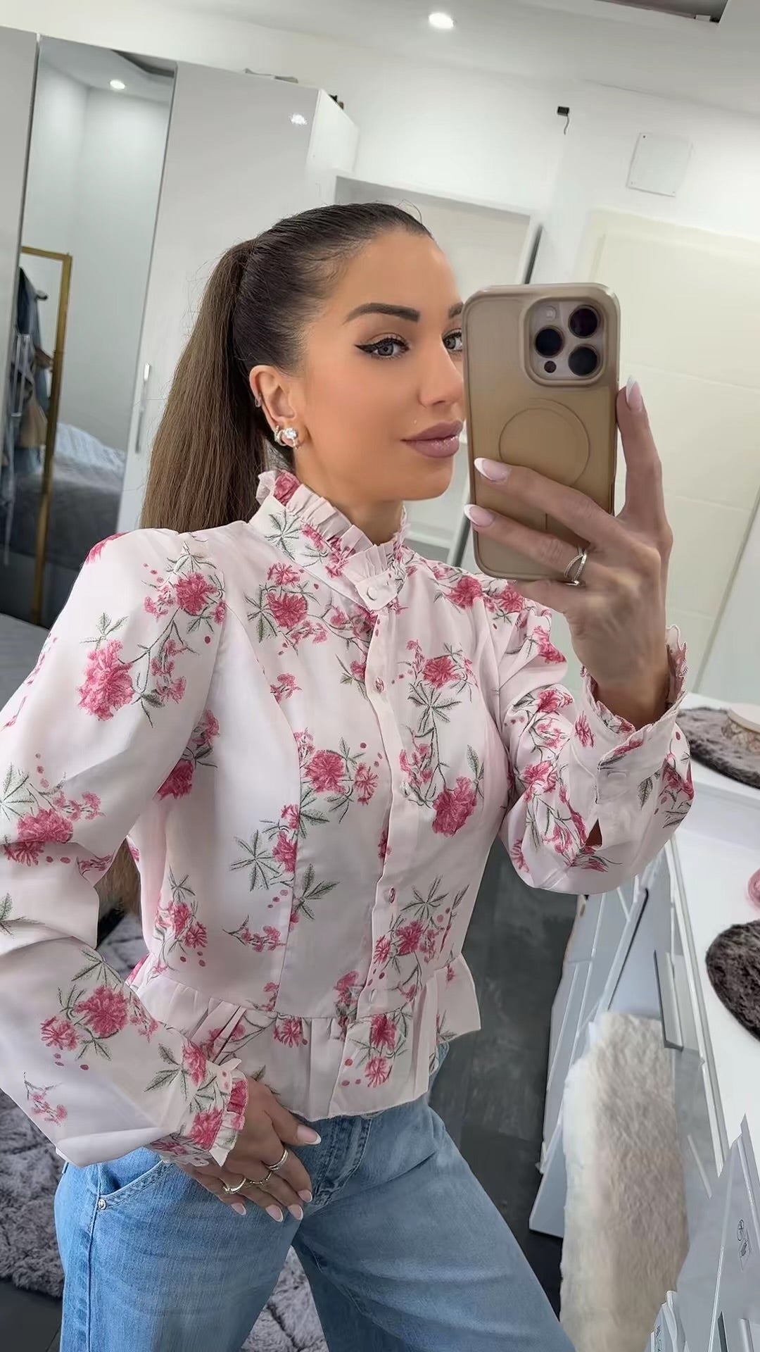 FLORALE BLUSE MIT RÜSCHENKRAGEN