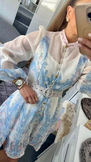 Kleid im Toile-de-Jouy-Stil
