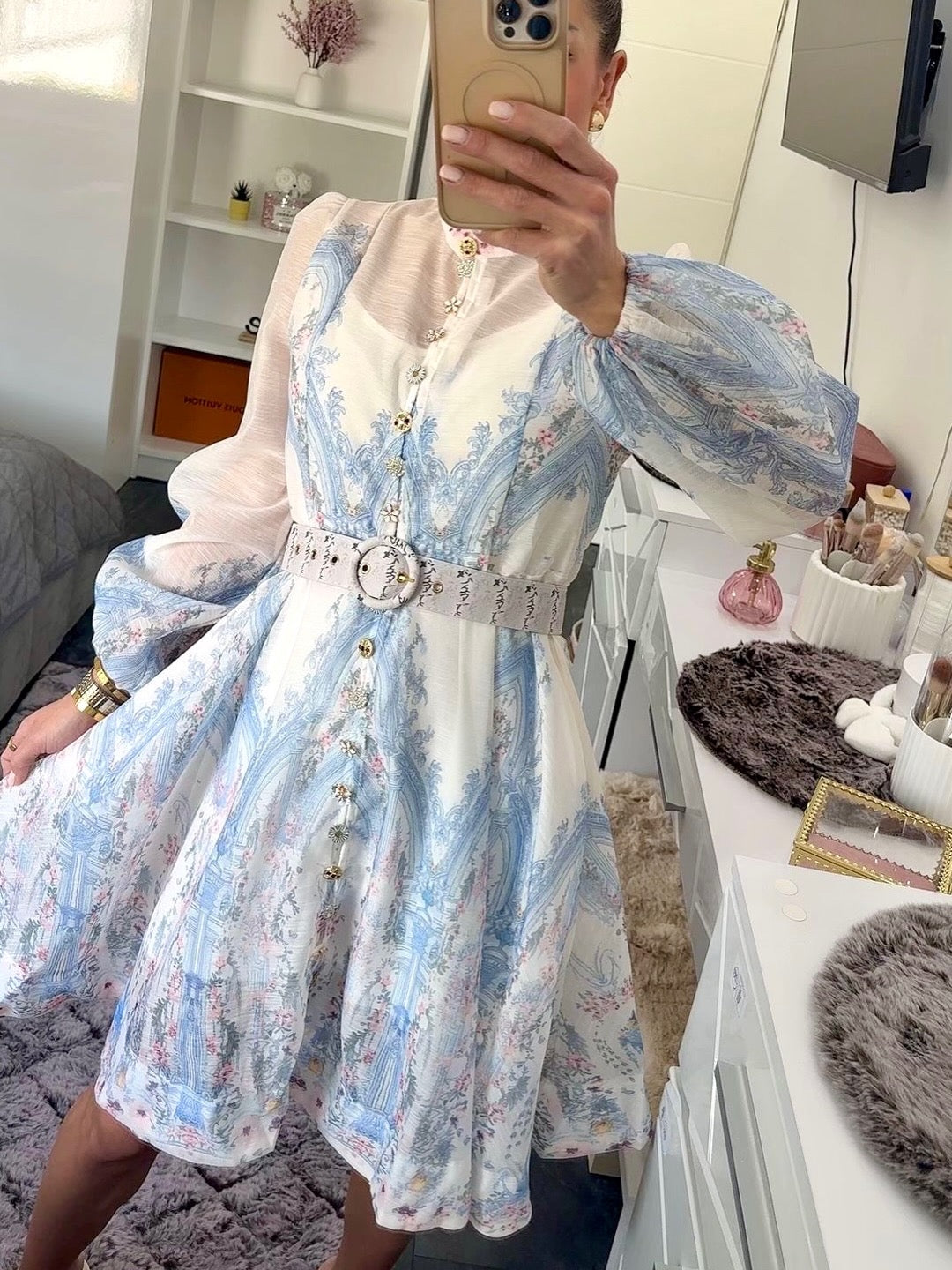 Kleid im Toile-de-Jouy-Stil