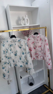 FLORALE BLUSE MIT RÜSCHENKRAGEN