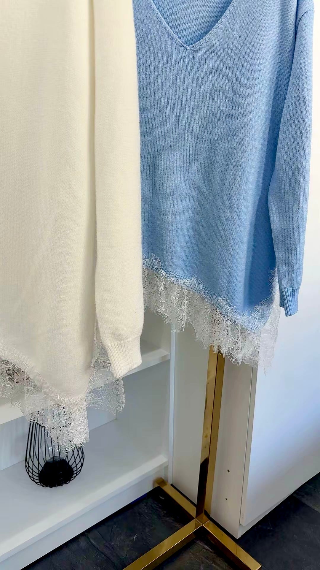 LACE TOUCH ASYMETRIC PULLOVER