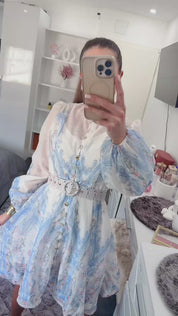 Kleid im Toile-de-Jouy-Stil